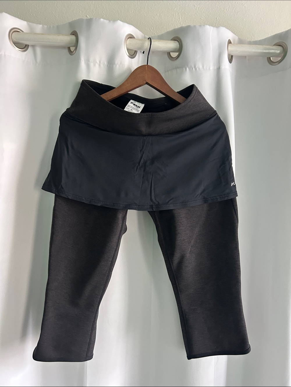 NRS Hydroskin 0.5 3/4 pants w pocket and skirt overlay. EUC
